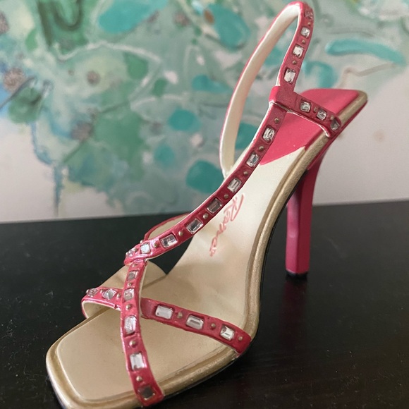 Just the right shoe by Raine - Picture 3 of 5